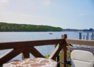 Willa nad jeziorem Mikołajki apartamenty jeziora Mazury wakacje w Polsce